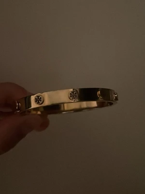 Tory burch Armband  - Tory burch Armband i guld. Inga repor och i fint skick!
