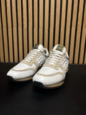 Valentino Rockrunner  - Snygga Valentino Rockrunner sneakers i vit och beige. Hör av dig vid intresse! Såklart 100 % äkta!