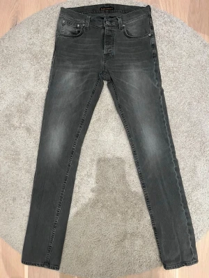 Nudie Jeans Grim Tim - Säljer nu dessa riktigt feta Nudie Grim Tim jeansen, dessa har en snygg grå tvätt och passformen är slim fit, storleken är W31 & L32, nypris på dessa ligger runt 1600 vi säljer dem nu för 499, vid fler frågor kring mer bilder eller mått är det bara att höra av sig / AC Fashion 🤝