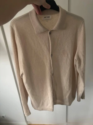 Soft goast 100% Kashmir kofta  - Ett helt galet plagg! Unik snygg skön beige Softgoat kofta i storlek L av högsta kvalite och 100% Kashmir säljes. Superfint skick och fungerar utmärkt till alla tillfällen!