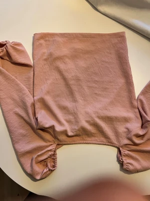 Ljusrosa axelbandslös topp med puffärm - Jätte fin sommar topp har en fläck går att täcka med snörena 