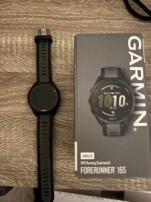 Garmin forerunner 165 - Garmin klocka med många olika funktioner. Bra för träning och hälsa men också om du bara vill ha en skön smartwatch att ha på dig dagligen. Inköpt för några få månader sen så den är så gott som ny. 
