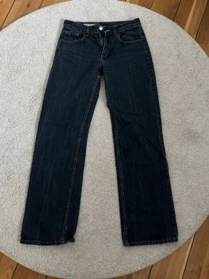Mörkblå raka jeans från Zara - Säljer ett par mörkblå jeans från Zara i rak modell. Klassisk femficksdesign med kontrastsömmar och normal passform. Perfekta till alla typer av outfits och tillverkade i tåligt denimtyg av bomull.