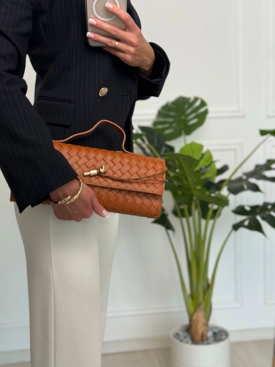 Crafted from premium 100% genuine Italian leather 🇮🇹 - 2