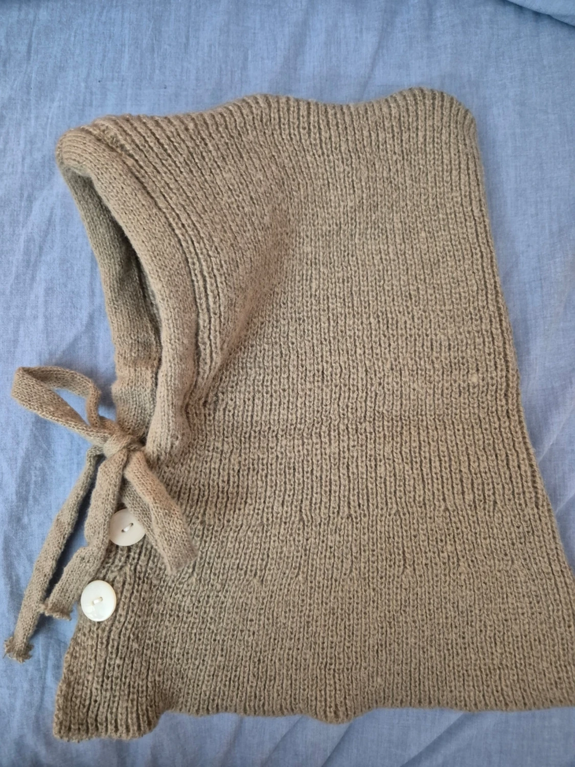 Beige stickad huvdhalsduk med knappar - 1