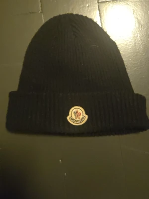 Moncler mössa - Äkta moncler mössa inget kvitto då det ör borttappat, bra skick litet hål i toppen. 