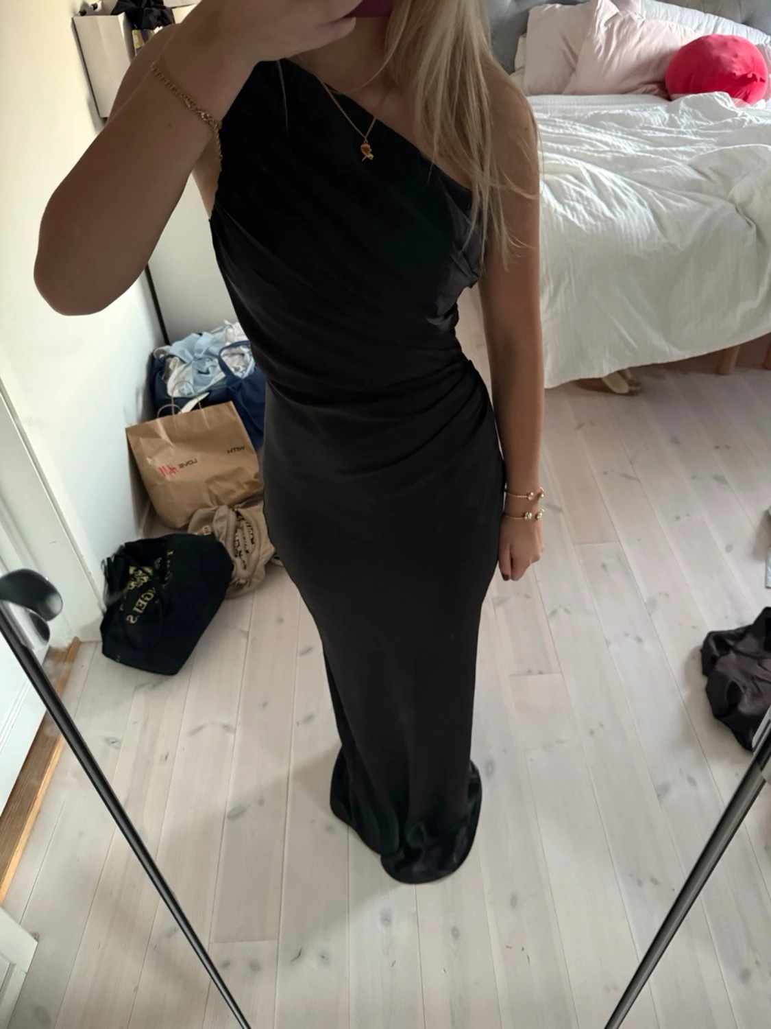 Svart lång one shoulder klänning