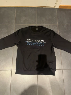 Svart sweatshirt från Hugo Boss - Säljer en svart sweatshirt från Hugo Boss. Skicket är som helt ny!