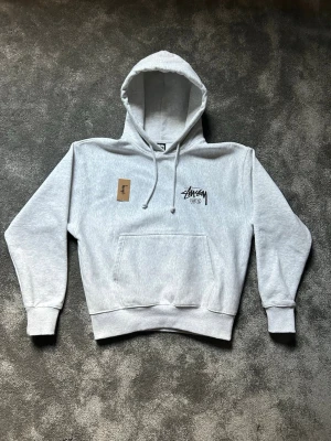 Hoodie - Säljer denna riktigt fina Stussy Paris Hoodie som är köpt i en butik i Paris av en bekant, säljer pga passformen som jag är är nöjd med tyvärr. Tag, påse och äktighetsbevis finns. Hör av dig vid frågor eller funderingar 