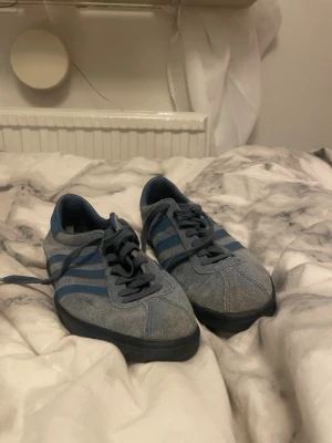 Vintage adidas - Pris går att diskuteras!! Har ärvt dom här jätte fina vintage adidas skorna frän min faster som hon köpte pa slutet av 80-talet. Dom har blivit använda men bara pà speciella evenemang. Och har nu bara legat i garderoben och inte gjort nägot nytta. Annars är dom väldigt bra skick för att vara sà gamla, och passar dom som tycker om platta skor. Tyvärr är dom för sma för mig eftersom jag har vanligtvis 42,5 och jag tror att dom är mellan 37-38. Tvättas innan frakt!! !