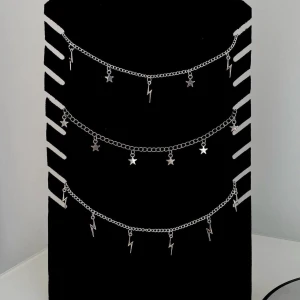 ~ Blixt och Stjärnhalsband ~   - ~ Blixt och Stjärnhalsband ~  Just nu har vi Blixt Halsband i lager, de är rostfri och går dessutom att justeras!För er som vill beställa är det att bara kontakta oss på DM eller köpa via vår hemsida 💓 