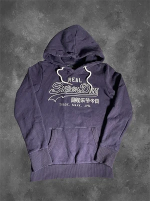 Superdry hoodie - En riktigt fet superdry hoodie som är i bra skick👍 det är bara fråga vid funderingar👌