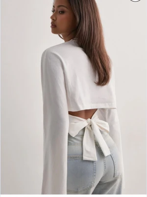 Topp - Supersöt tröja med öppenrygg från Nelly. Användt nån gång men kommer inte till användning längre💕skriv för fler bilder eller frågor💕