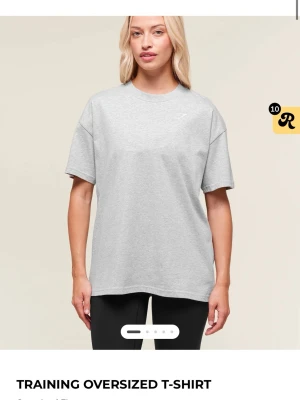 Grå oversized t-shirt från Gymshark - Helt oanvänd Oversized t-shirt i ljusgrått från Gymshark, perfekt för träning. T-shirten har en avslappnad passform, rund halsringning och diskret logga på bröstet. Tillverkad i mjukt och lätt material som andas. Köpt för 249 plus frakt
