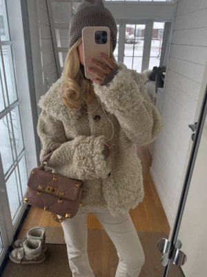 Jacka  - Beige kappa från nakd använd en gång. Nyskick. Nypris är 1.399kr. Så mysig i vinter🤍🤍