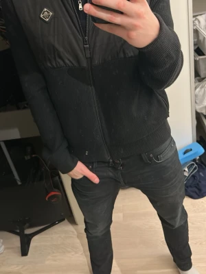 Svart cardigan från J. Linderberg - Säljer nu en svart cardigan från J.Linderberg. Endast 999 nu då jag inte orkar ha kvar den. Topp skick, Storlek M 