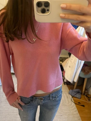 Rosa stickad tröja - Fin rosa stickad tröja från vera. Har några fläckar som inte har försvunnit i tvätten, har dock inte testat vanish💕
