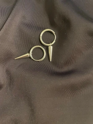 Peak Hoops Edblad - Säljer dessa jätte snygga örhängen från Edblad i silver som aldrig har använts, de passar till alla outfits!! Säljer pga att jag inte använder silver, nypris 400kr! De är i rostfritt stål💕