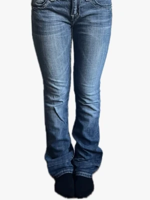 Miss Me Jeans bootcut med detaljer - Säljer dessa snygga bootcut Miss me Jeans som jag köpte här på Plick för 900 kr, men säljer nu vidare för 700! Pris kan diskuteras vid snabb affär.💗