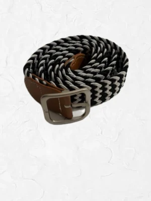 Svartvitt Flätat Bälte  - En fint Svartvitt flätat bälte som används 1 gång. Den är 109 cm och passar unisex