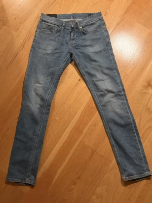 Ljusblå Dondup Jeans - Snygga ljusblåa jeans från dondup i modellen George. Storlek 31