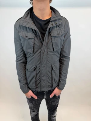 Woolrich Jacka  - Hej! Säljer nu denna väldigt snygga och eftertraktade Woolrich Fieldjacka!  Jackan är slutsåld överallt och går inte att få tag på… jackan är perfekt nu till vintern Storlek L  Ny pris: 6000 kr Säljs för: 1399 kr