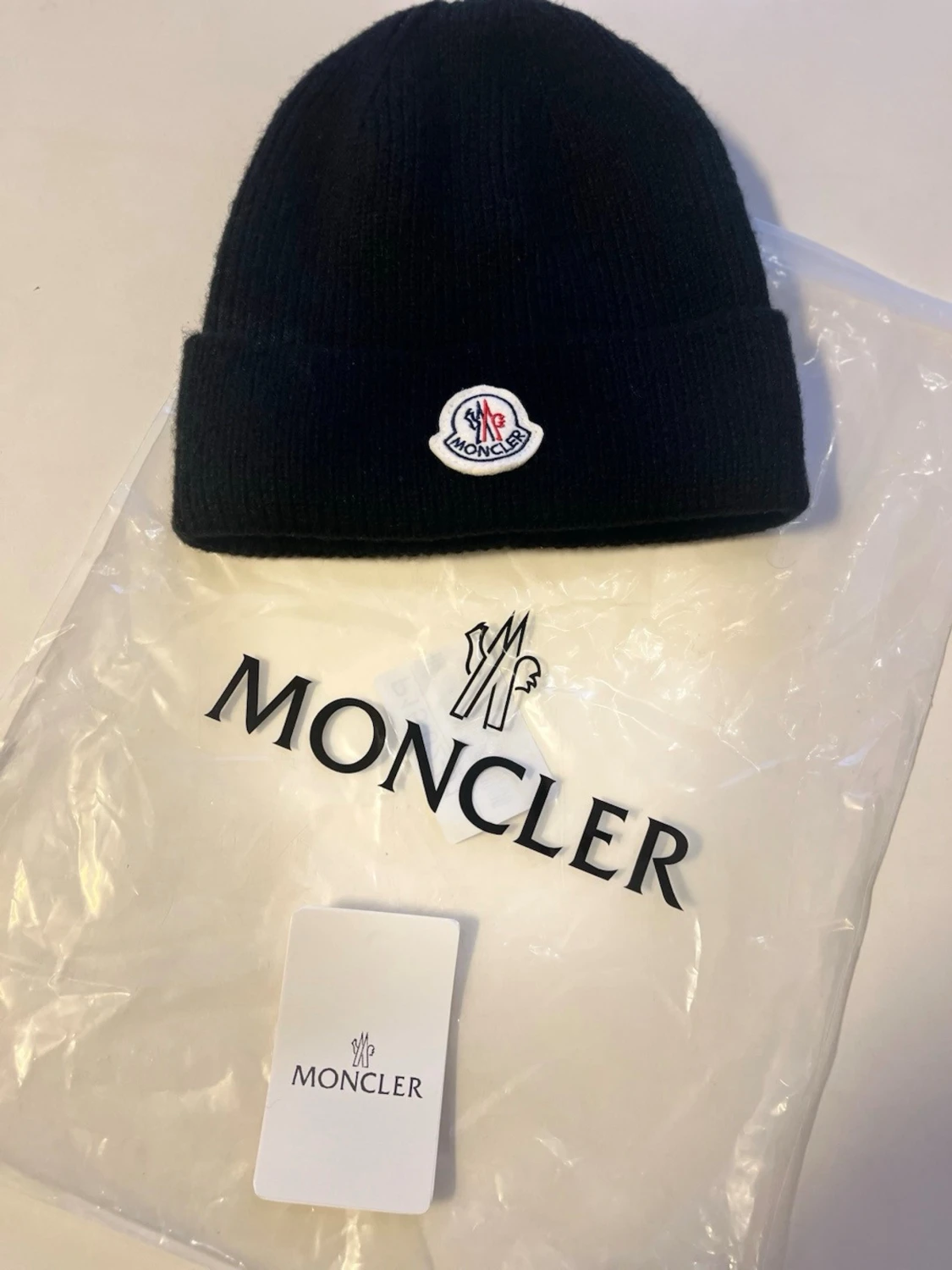 Svart Moncler mössa med logotyp - 1
