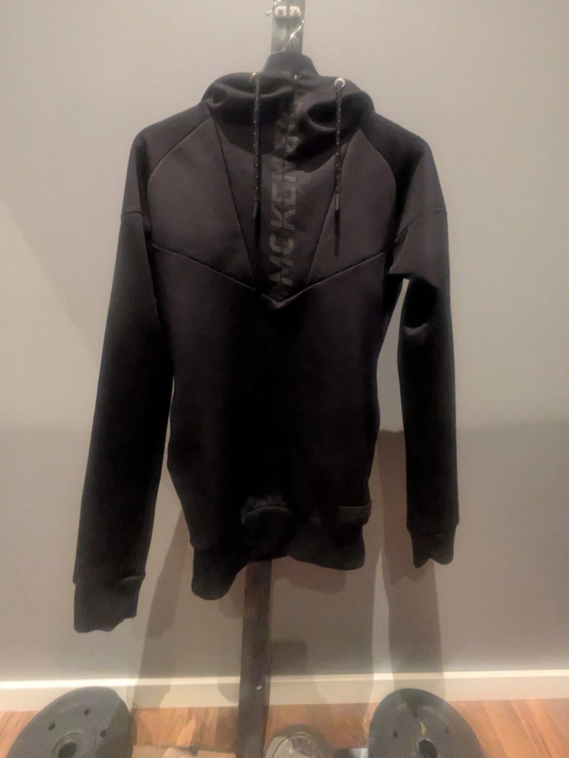 Svart hoodie från McKenzie