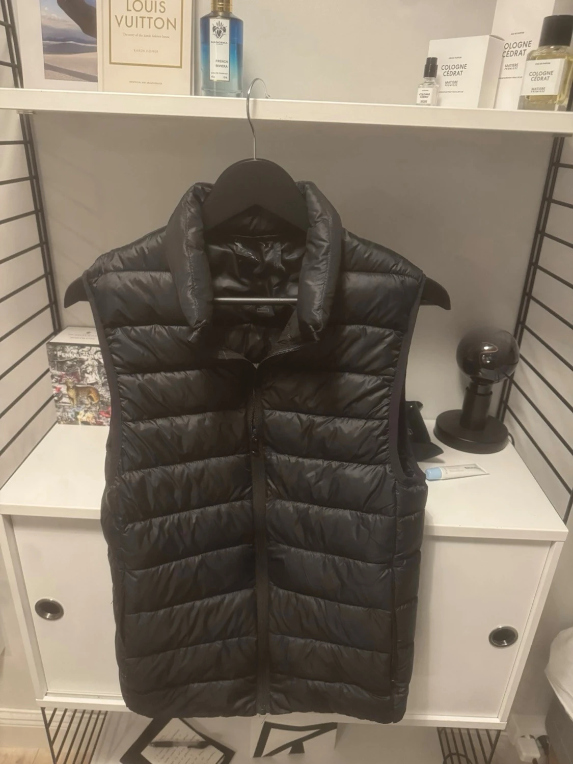 Svart dunväst med dragkedja