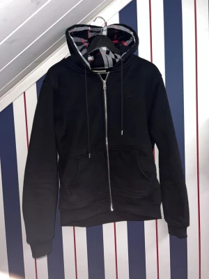 Burberry zip hoodie - Säljer min burberry zip hoodie som jag har haft sen sensommaren. Rätt så flitigt använd men fortfarande mycket bra kvalitet. Tyget på insidan är fortfarande väldigt skönts och den har tvättats försiktigt. Skriv vid frågor 