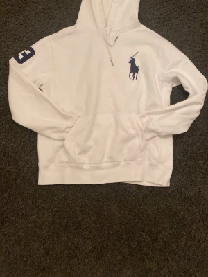 Vit Ralph lauren hoodie storlek L - Säljer denna sköna Ralph lauren hoodie med en stor logga på bröstet, storlek L                                      8,5/10  skick 