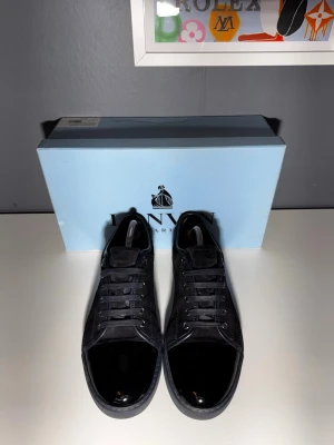 Lanvin cap toe  - Lanvin DBB1 Cap toe patent _______________________________________________  - Size uk7 - Medföljer box & 2st dustbags. - Marinblå & svart - Mycket fint skick (9/10) _______________________________________________  - Nypris 4 499kr  - Vårt pris 2 599kr _______________________________________________  För fler frågor kan ni höra av er i PM.