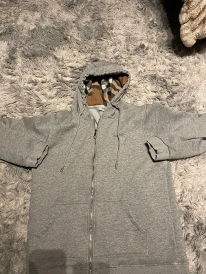 Grå zip hoodie  - Oanvänd fast utan prislapp