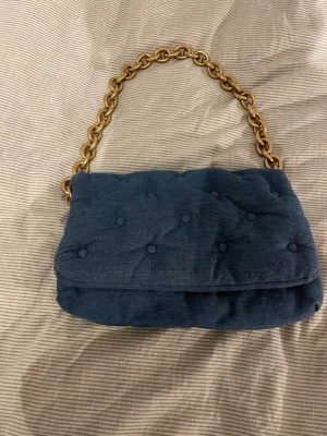 Blå quiltad handväska med kedja - Fin väska från zara som är i oanvänt skick! Skriv vid frågor❣️