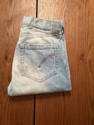 Dondup - Snygga ljusblå jeans med klassisk femficksdesign och raka ben. Jeansen har hög midja och är tillverkade i mjuk bomull med en avslappnad passform. Kom dm vid frågor