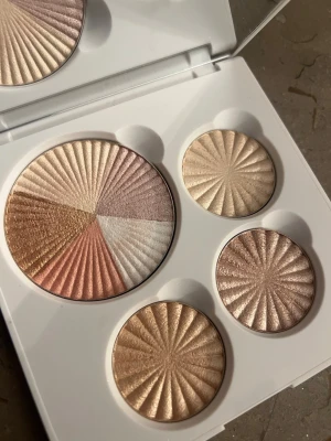 OFRA Glow Up Highlighter Palette - Glow Up-paletten från OFRA innehåller fyra skimrande highlighters i olika nyanser nypris 650kr kan mötas i Stockholm eller skicka med frakt 