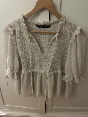 Vit Blus fr Zara  - Jättefint skick💖med knyte där fram och vitare i verkligheten 