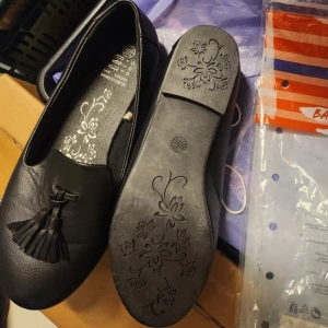 Svarta ballerinaskor/loafers/skor från Esmara - Stl: 40 / UK 6,5 - Jag städar i förråden och hittade dessa oanvända svarta ballerinaskor/loafers från Esmara. De har knöglats till lite av förvaringen men det löser sig när man väl börjar bära dem. Originalförpackning medföljer. Storlek: 40 (UK 6,5).  Hämtas i Solna.