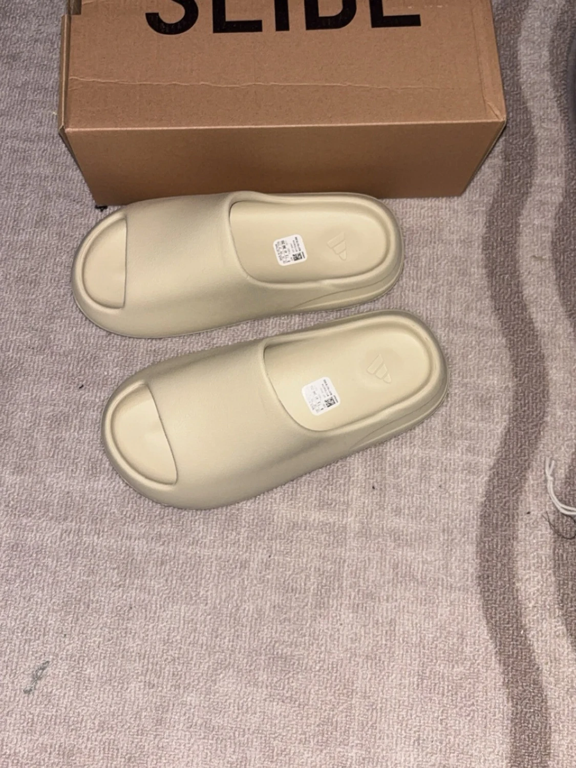 Beige Yeezy Slide tofflor - 3