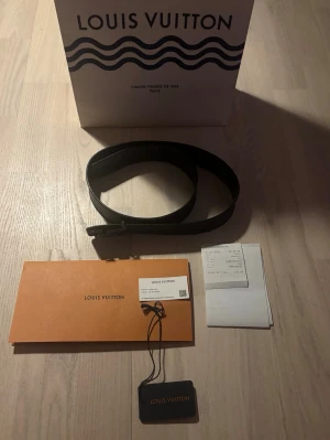 Louis Vuitton monogram bälte  - ett riktigt schysst lv monogram bälte || 40mm ändringsbart ( kan vara svart också bild 4 ) || storlek: 80cm || köpt i butik för 470€ = 5000SEK i Palma för 2,5 år sen || Kvitto, box, tag och kuvert medföljer || skick: 7/10 || Hör gärna av er vid intresse!