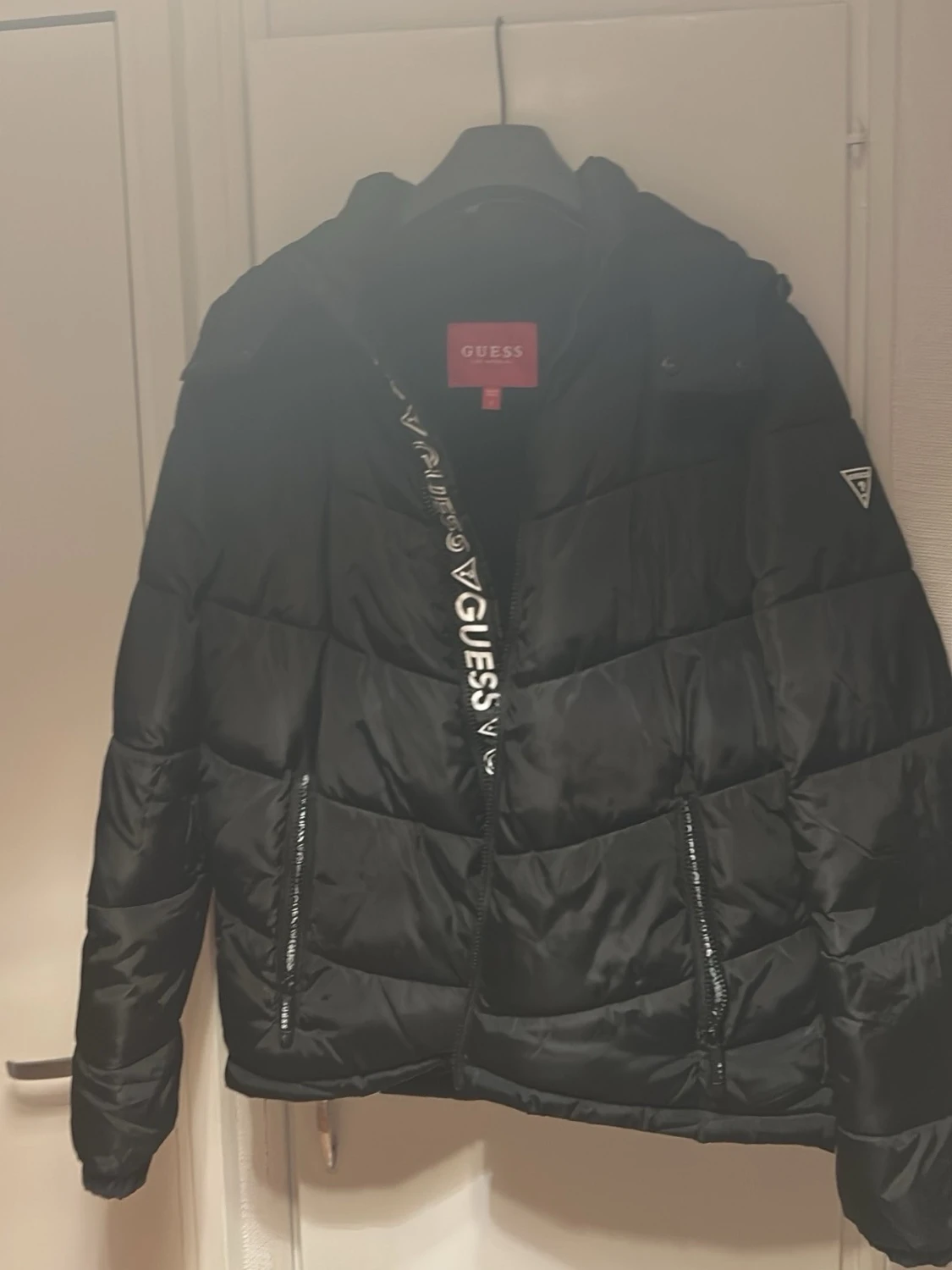 Svart pufferjacka från Guess - 1