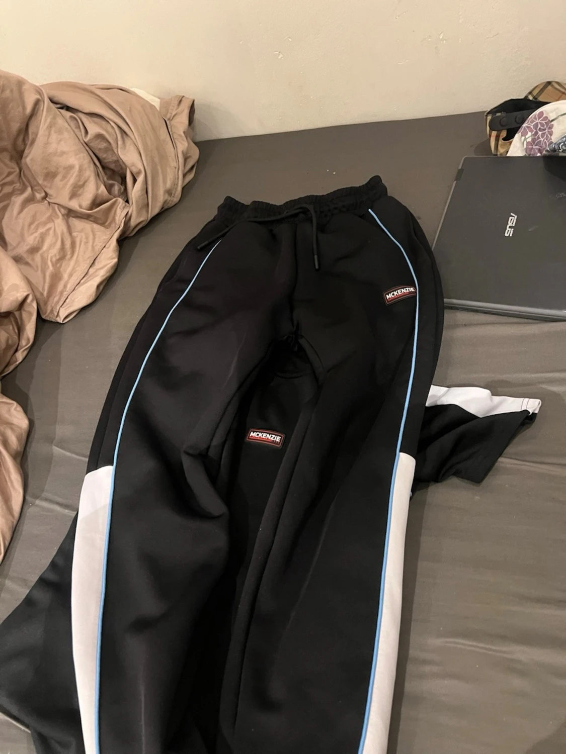 Svart loungewear-set från McKenzie passar xs - s - 2