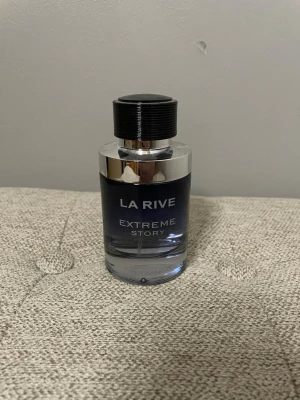 La Rive Extreme Story  - La Rive Extreme Story luktar fräscht och lätt kryddigt, med en citrusaktig öppning, en mjuk, varm kärna och en maskulin, lite träig bas.