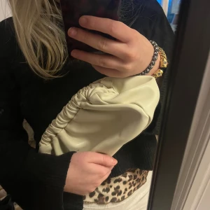 Krämvit kuvertväska i skinnimitation - Beige clutch🤎🪩