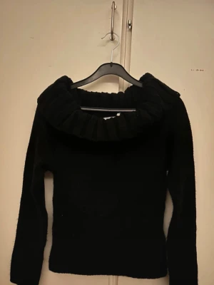 Stickad tröja - Jätte fin stickad tröja med lite krage. Svart i storlek S. Köpte på Sellpy men passade inte mig så säljer vidare💗