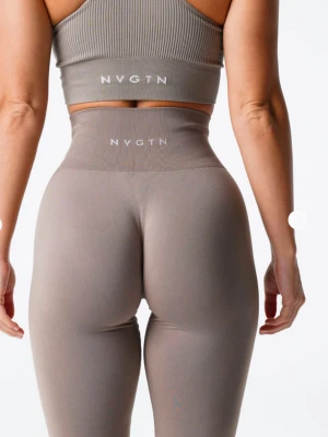 Beige seamless leggings från NVGTN - Säljer ett par  seamless leggings från NVGTN i färgen taupe med hög midja och tight passform. Perfekta för träning eller chill. Materialet är mjukt och stretchigt syntet som formar sig efter kroppen. Logga bak i midjan.