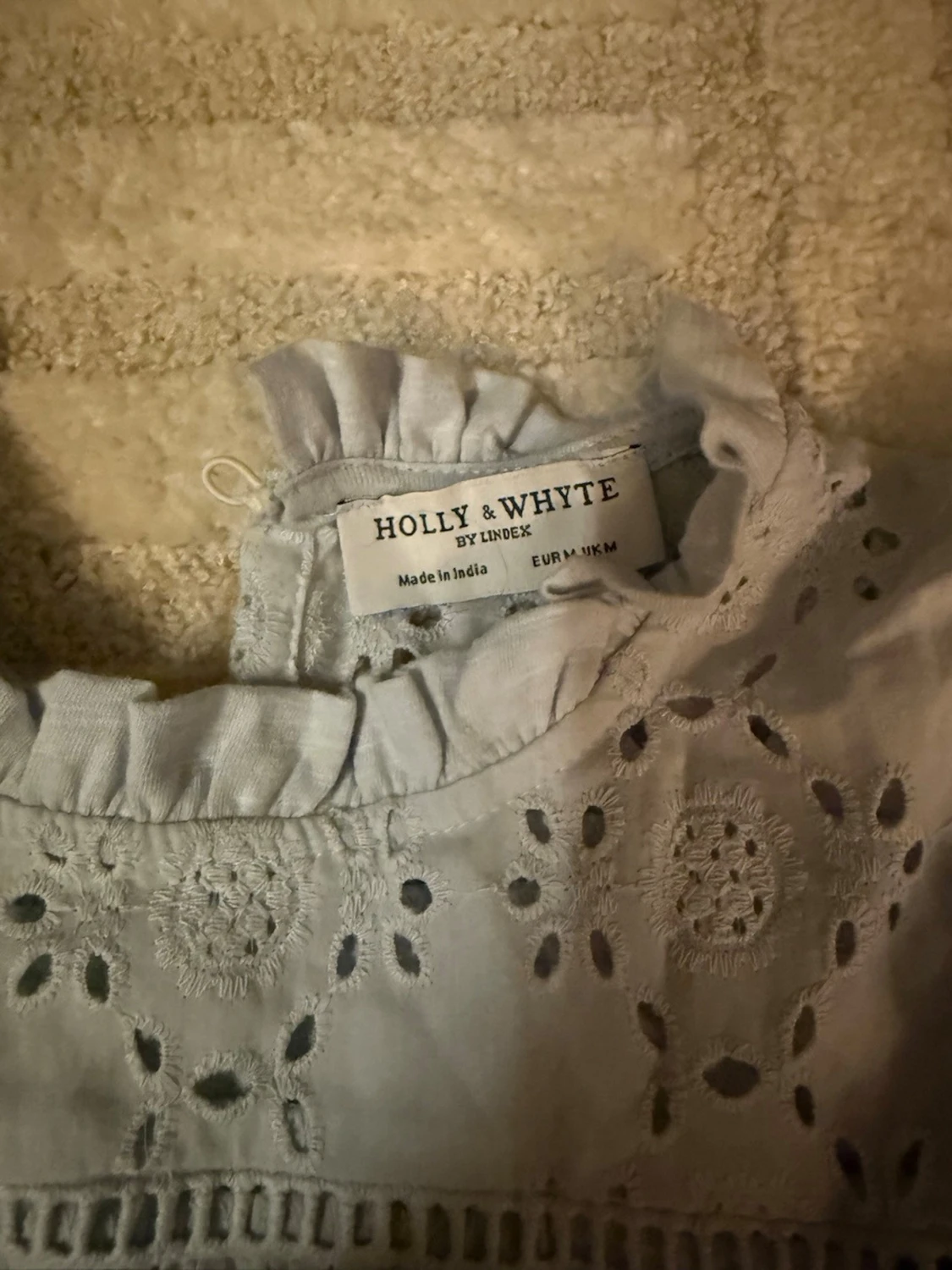 Ljusblå blus med spets från Holly & Whyte - 1