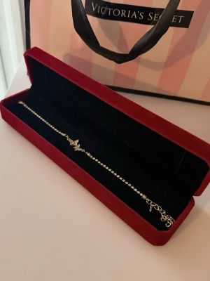Guld Armband - Guld armband med fjäril.Helt ny aldrig använd. Rostfritt stål. Justerbar.