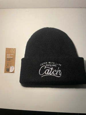 Oanvänd Catch mössa!!! - Sprilans ny catch mössa helt oanvänd riktigt varm och skön till vintern och snygg kommer från S.VShelfs lager och det här är får första premuim mössa med 100% Polyster fabric.