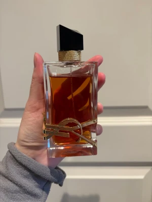 Ysl Libre Intense - God doft. Säljes då jag har andra jag använder mer och tycker det är bättre att den kommer till någon annan som har mer användning av den. Ursprungligen 90 ml. Påfyllningsbar. 